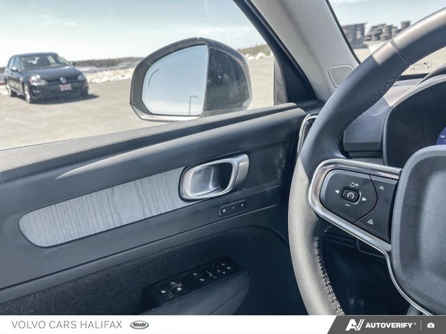 Volvo XC40 Plus Dark Theme 2025-15