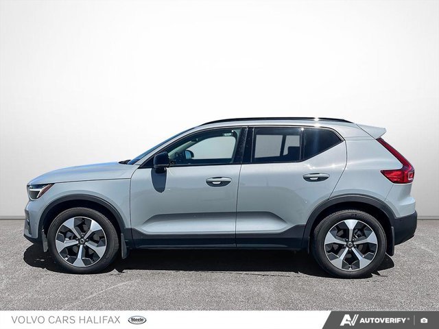 Volvo XC40 Plus Dark Theme 2025-2
