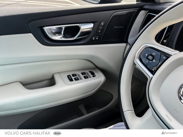 Volvo XC60 Plug-In Hybrid Plus Dark Theme 2025-14