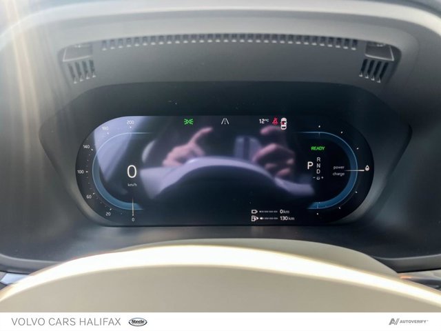 Volvo XC60 Plug-In Hybrid Plus Dark Theme 2025-12