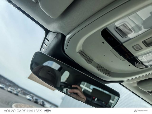 Volvo XC60 Plug-In Hybrid Plus Dark Theme 2025-18