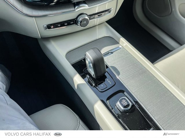 Volvo XC60 Plug-In Hybrid Plus Dark Theme 2025-15