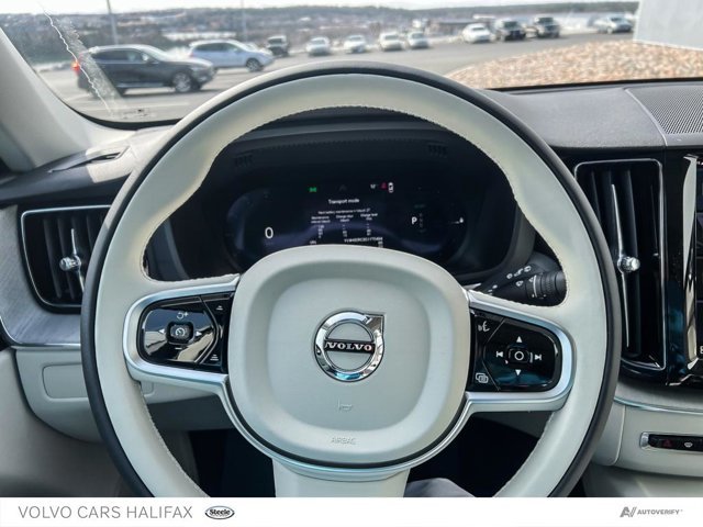 Volvo XC60 Plug-In Hybrid Plus Dark Theme 2025-11