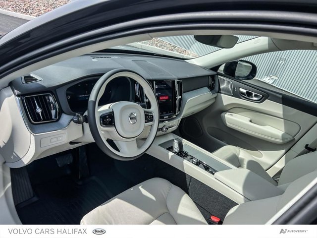 Volvo XC60 Plug-In Hybrid Plus Dark Theme 2025-10