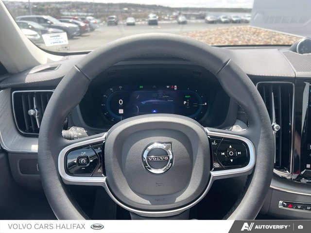 Volvo XC60 Plug-In Hybrid Ultra Dark Theme 2025-12