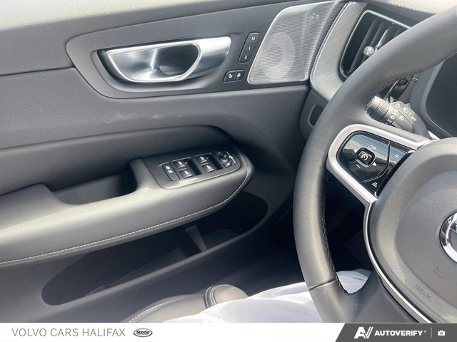 Volvo XC60 Plug-In Hybrid Ultra Dark Theme 2025-15