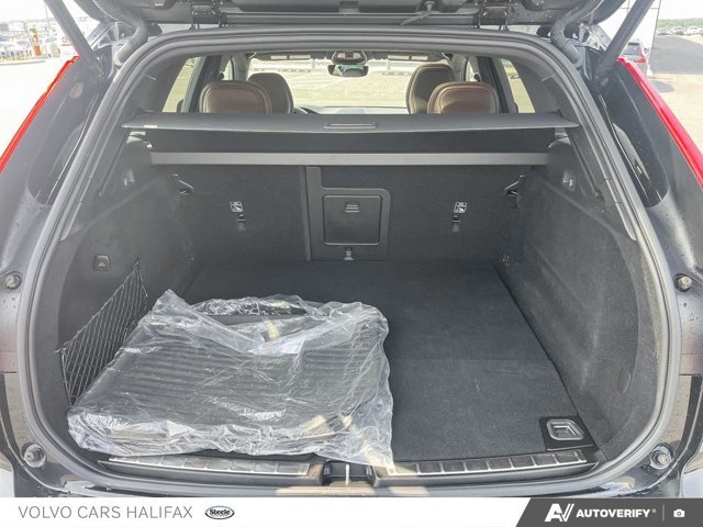 2025 Volvo XC60 Plug-In Hybrid Ultra Dark Theme-9