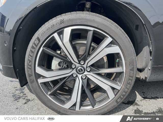 2025 Volvo XC60 Plug-In Hybrid Ultra Dark Theme-4