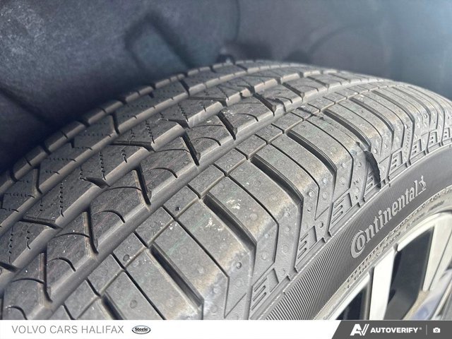 2026 Volvo XC60 Plug-In Hybrid Plus Dark Theme-6