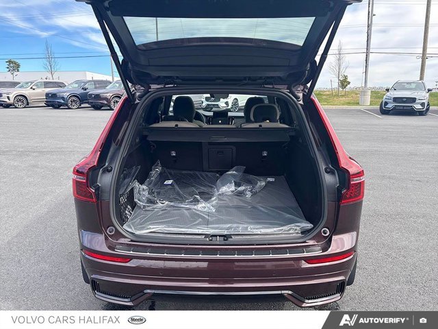 2026 Volvo XC60 Plug-In Hybrid Plus Dark Theme-10