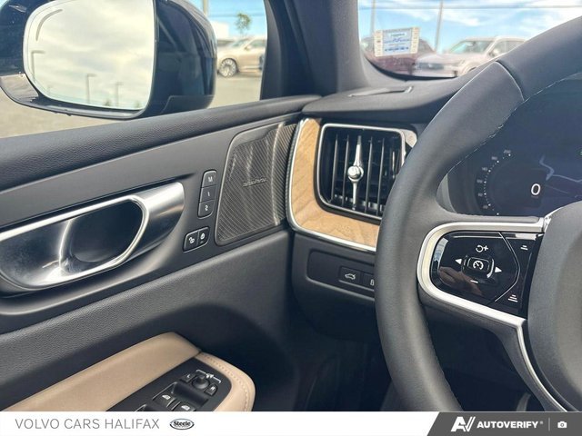 2026 Volvo XC60 Plug-In Hybrid Plus Dark Theme-16