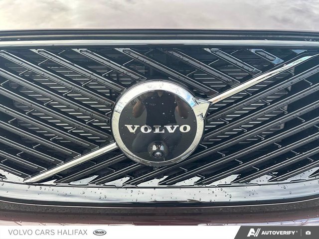 2026 Volvo XC60 Plug-In Hybrid Plus Dark Theme-8