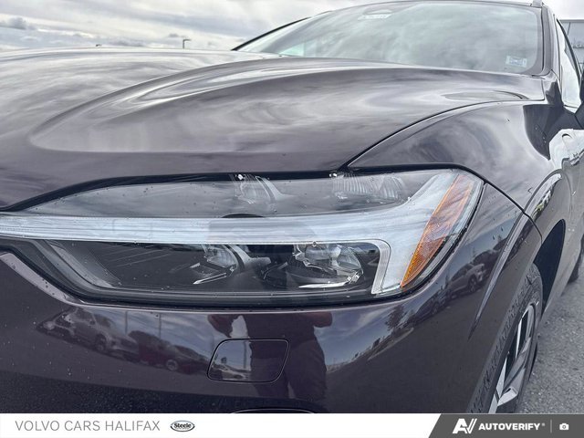 2026 Volvo XC60 Plug-In Hybrid Plus Dark Theme-9