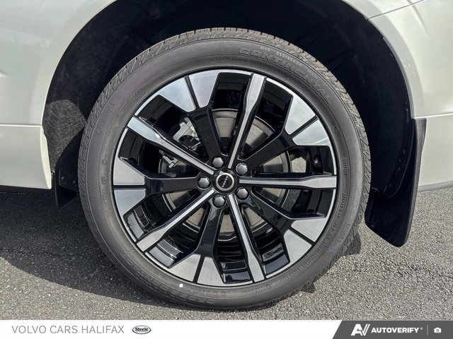 2026 Volvo XC60 Plug-In Hybrid Plus Dark Theme-5