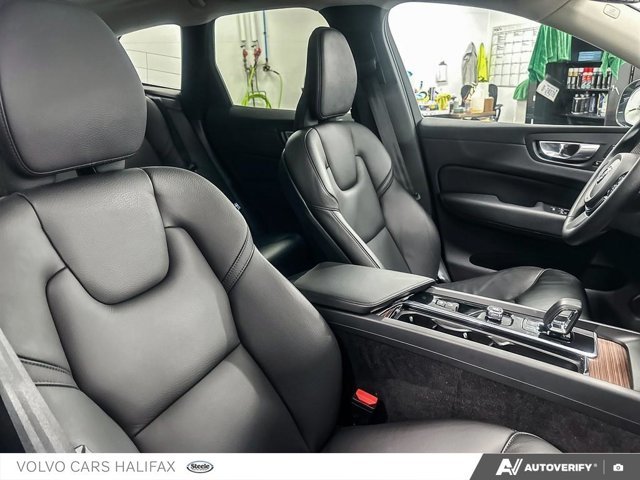 Volvo XC60 Plus Bright Theme 2023-21