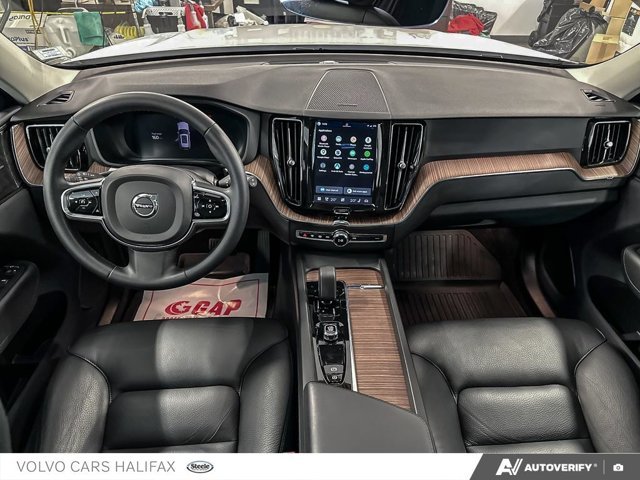 Volvo XC60 Plus Dark Theme 2024-23