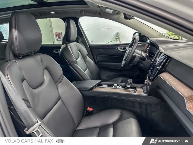 Volvo XC60 Plus Dark Theme 2024-21