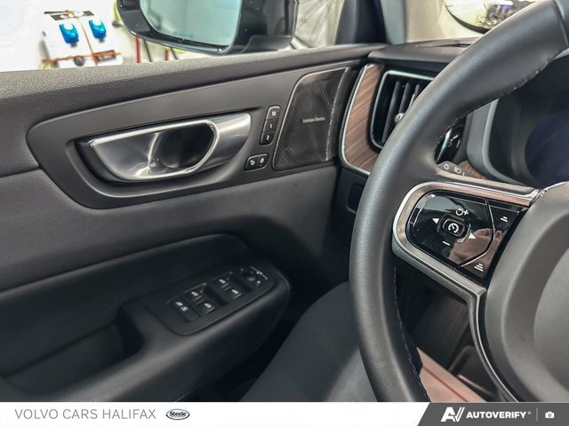 Volvo XC60 Plus Dark Theme 2024-16