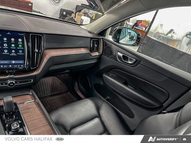 Volvo XC60 Plus Dark Theme 2024-24