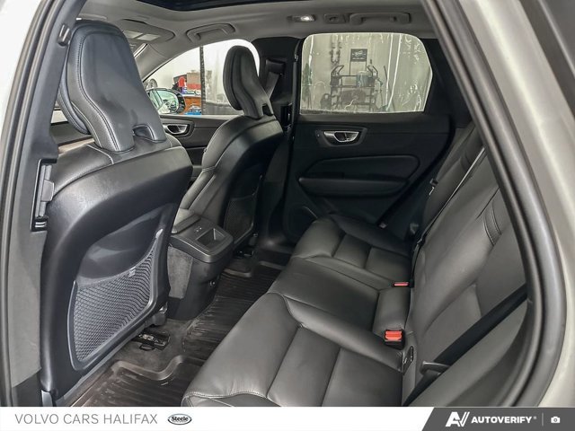 Volvo XC60 Plus Dark Theme 2024-22