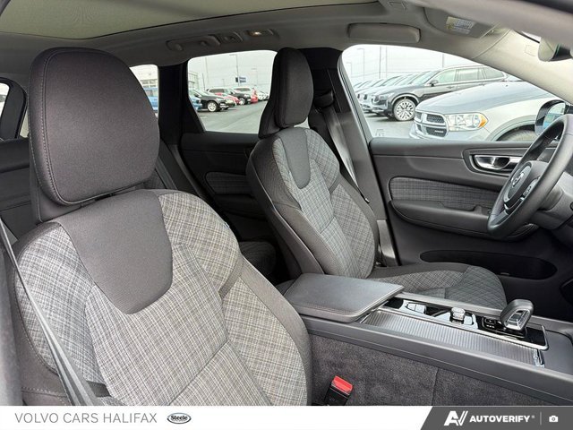 Volvo XC60 Core Dark Theme 2024-21