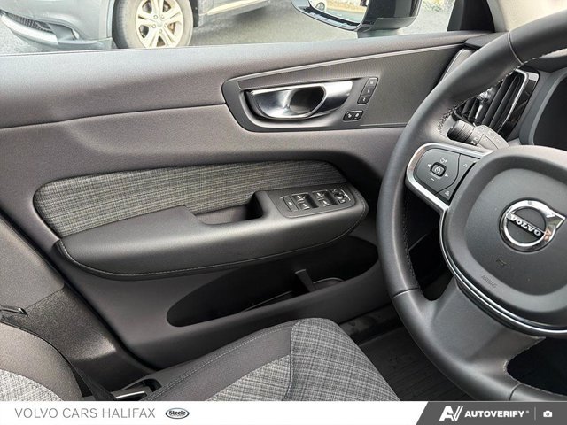 Volvo XC60 Core Dark Theme 2024-16