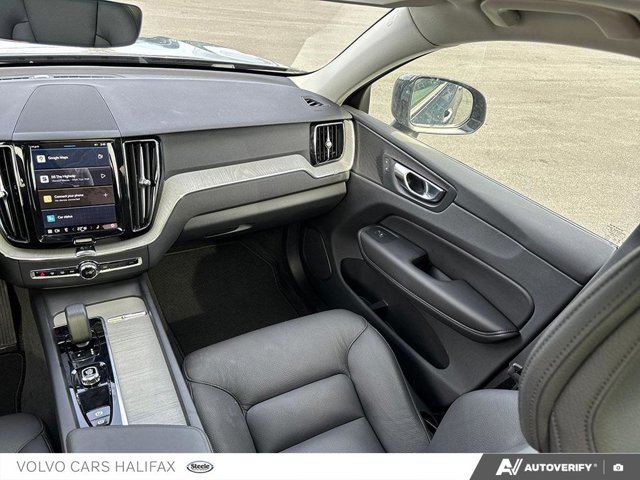 Volvo XC60 Plus Dark Theme 2025-24