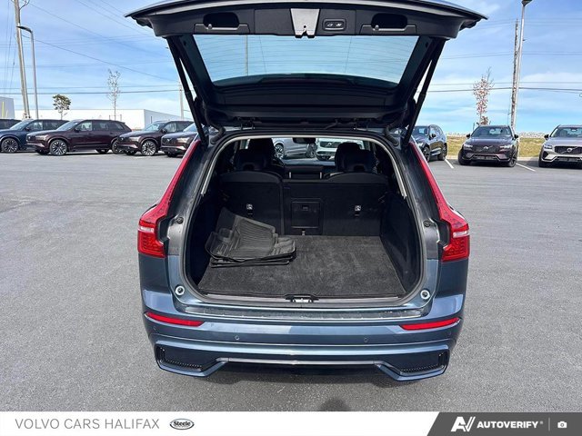 Volvo XC60 Plus Dark Theme 2025-11