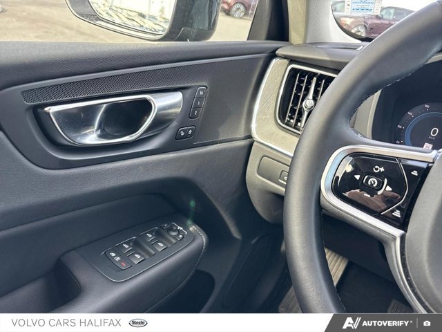 Volvo XC60 Plus Dark Theme 2025-16