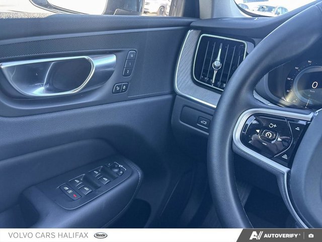 Volvo XC60 Plus Dark Theme 2025-16