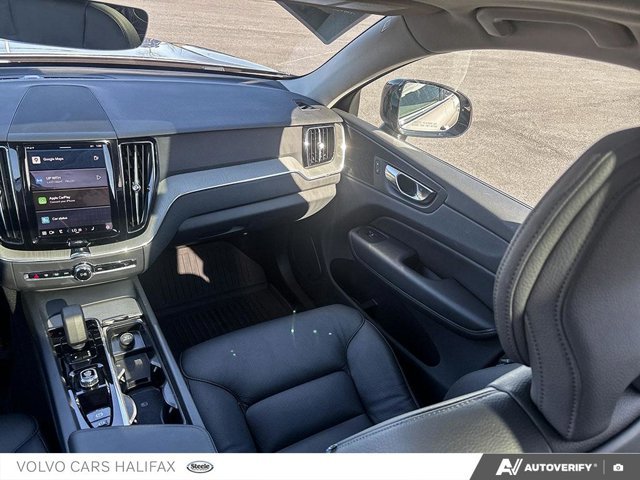 Volvo XC60 Plus Dark Theme 2025-24