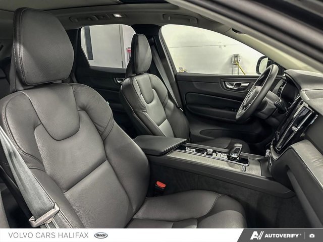 Volvo XC60 Plus Dark Theme 2025-21