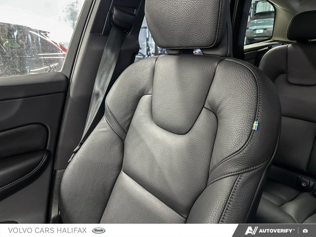 Volvo XC60 Plus Dark Theme 2025-19