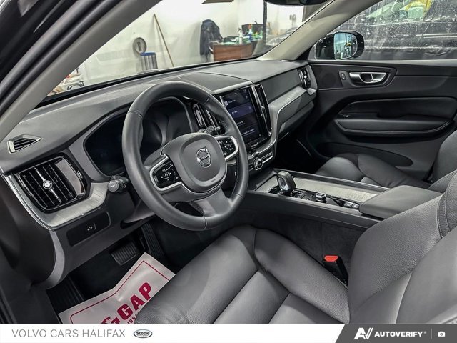 Volvo XC60 Plus Dark Theme 2025-12