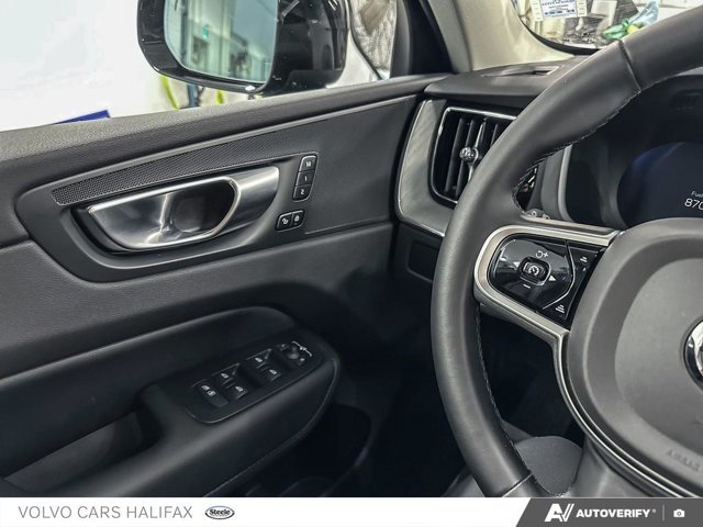 Volvo XC60 Plus Dark Theme 2025-16