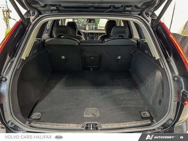 Volvo XC60 Plus Dark Theme 2025-11