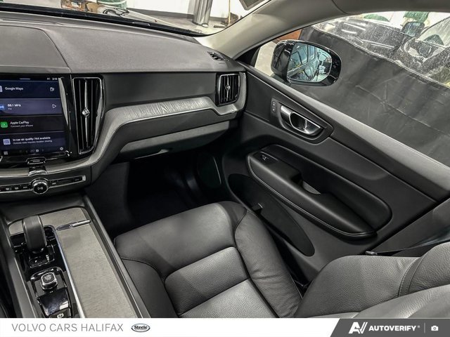 Volvo XC60 Plus Dark Theme 2025-24