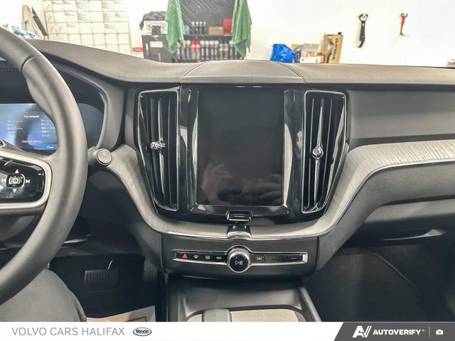 Volvo XC60 Plus Dark Theme 2025-18