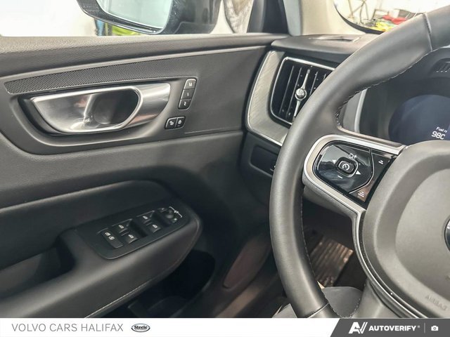 Volvo XC60 Plus Dark Theme 2025-16