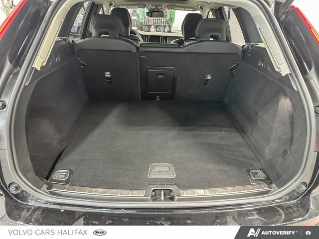 Volvo XC60 Plus Dark Theme 2025-11