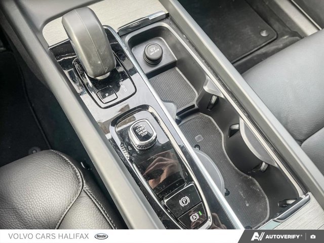 Volvo XC60 Plus Dark Theme 2025-16