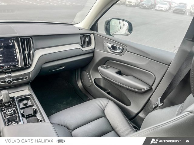 Volvo XC60 Plus Dark Theme 2025-23