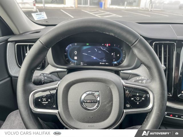 Volvo XC60 Plus Dark Theme 2025-12