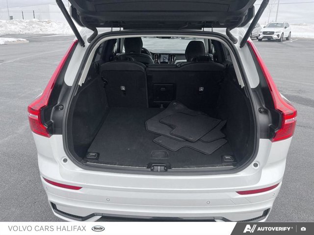 2025 Volvo XC60 Plus Dark Theme-10