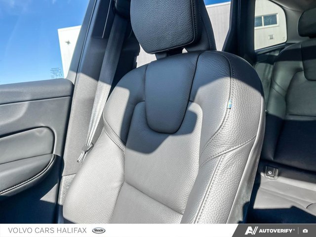 2025 Volvo XC60 Plus Dark Theme-18
