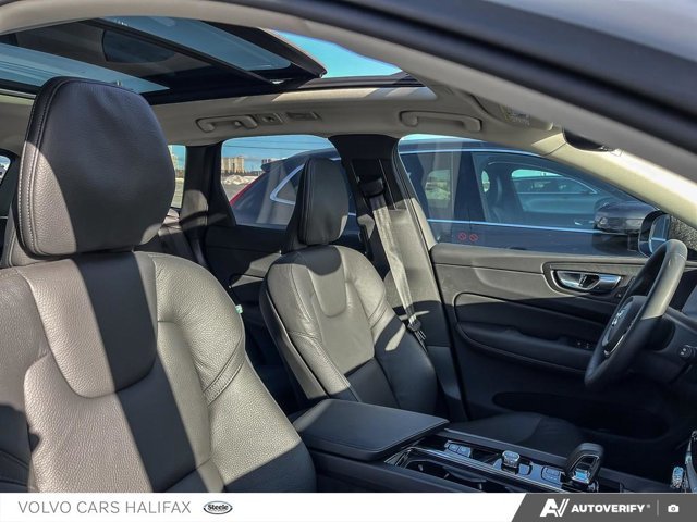 Volvo XC60 Plus Dark Theme 2025-20