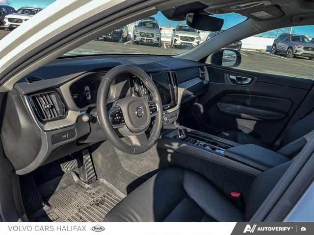 Volvo XC60 Plus Dark Theme 2025-11