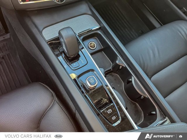 Volvo XC60 Plus Dark Theme 2025-16