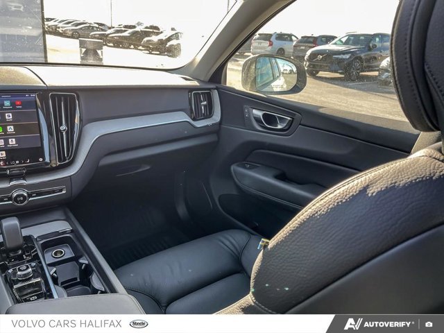 Volvo XC60 Plus Dark Theme 2025-23