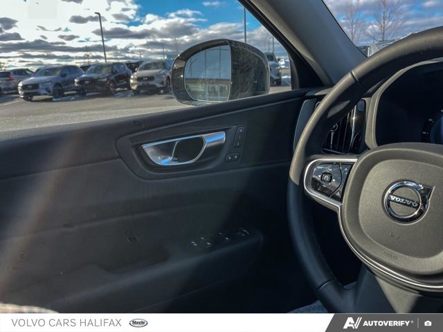 Volvo XC60 Plus Dark Theme 2025-15